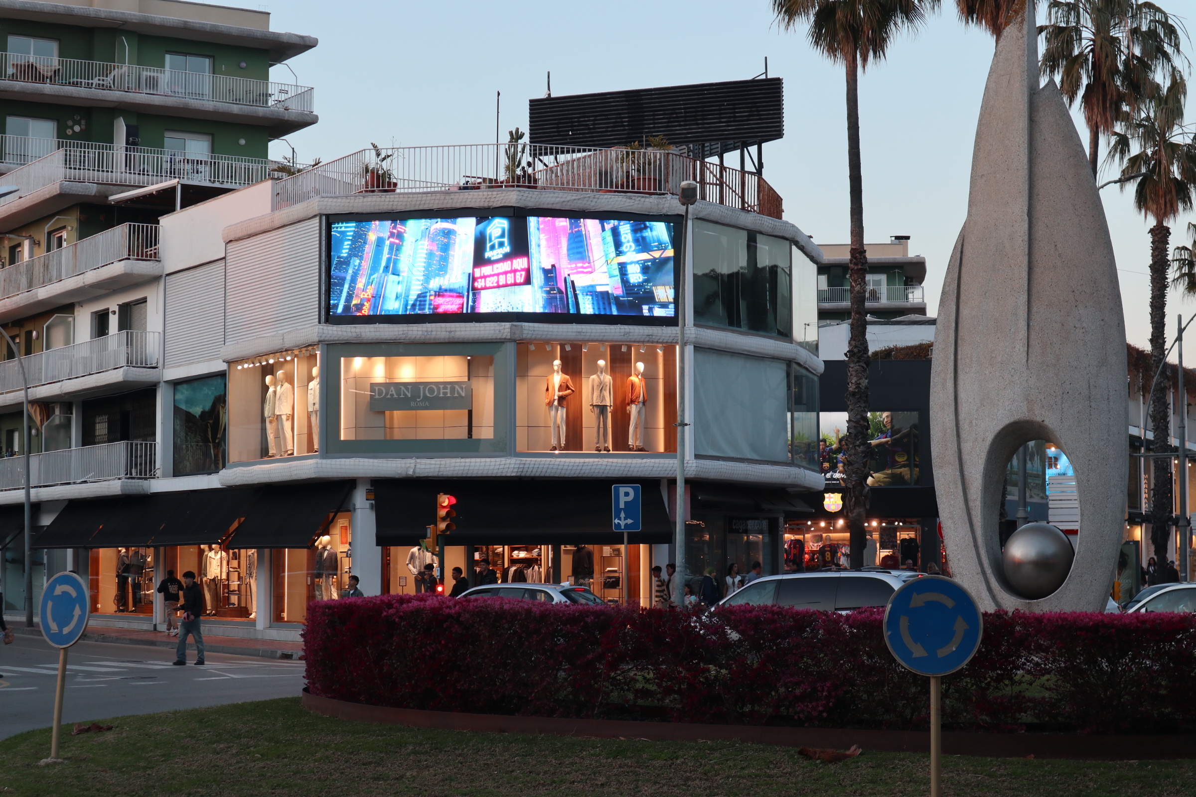 Pantalla LED PimPam sobre el edificio Dan John con anuncio nocturno